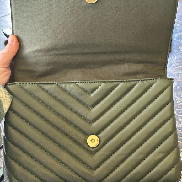 Crossi Purse- Green Chevron Design with Gold Accents - NWOT Shoulder Crossbody. - Picture 12 of 15
